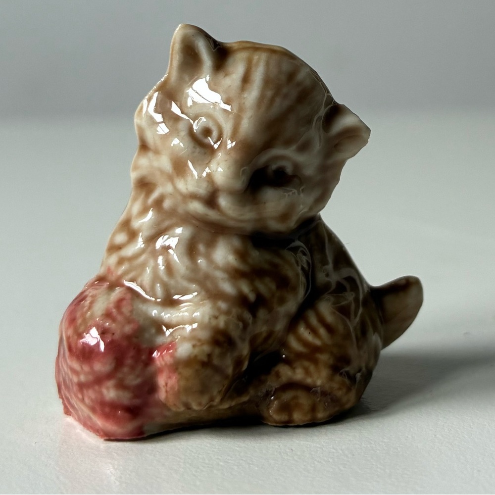 Vintage Wade England Mini Ceramic Kitten Figurine with yarn - Brown and Pink - Picture 6 of 11